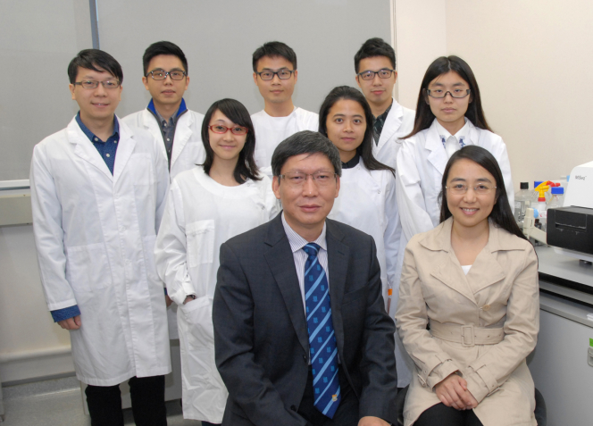 領導是次研究的香港大學李嘉誠醫學院公共衞生學院於崇光基金教授(病毒學)管軼教授(前排左)及公共衞生學院助理教授朱華晨博士(前排右)與研究團隊合照。